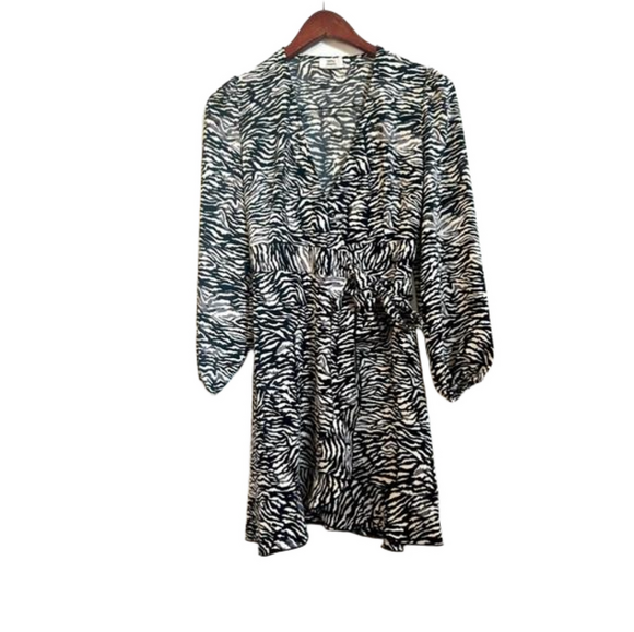 Aritzia Dresses & Skirts - Aritzia Little Moon Dress Julep Dress Long-sleeve ruffle wrap dress print